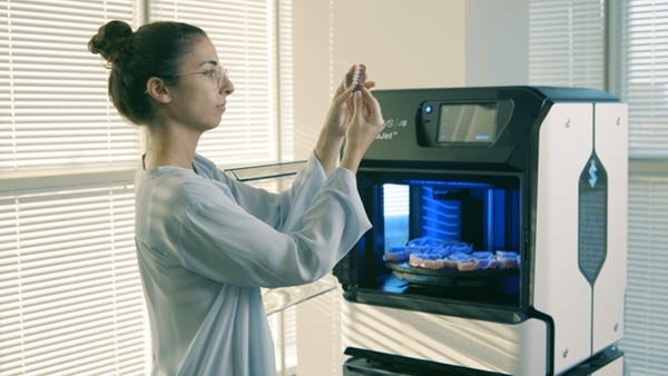 stratasys launches full color 3d printing solution for permanent complete dentures