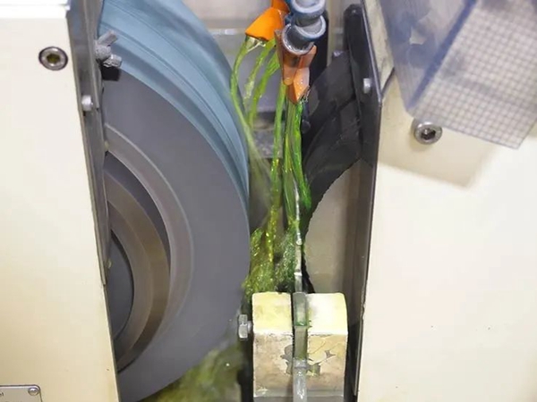 1733359827 549 What is cutting fluid Why use cutting fluid during CNC