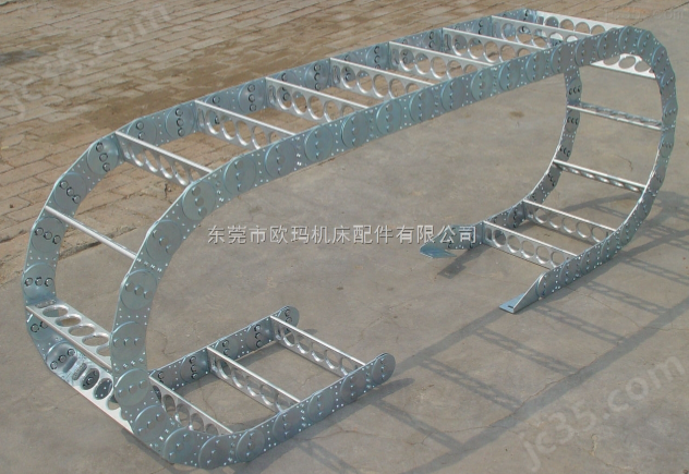 Protective measurements for the storage and transport of oil pipes chains