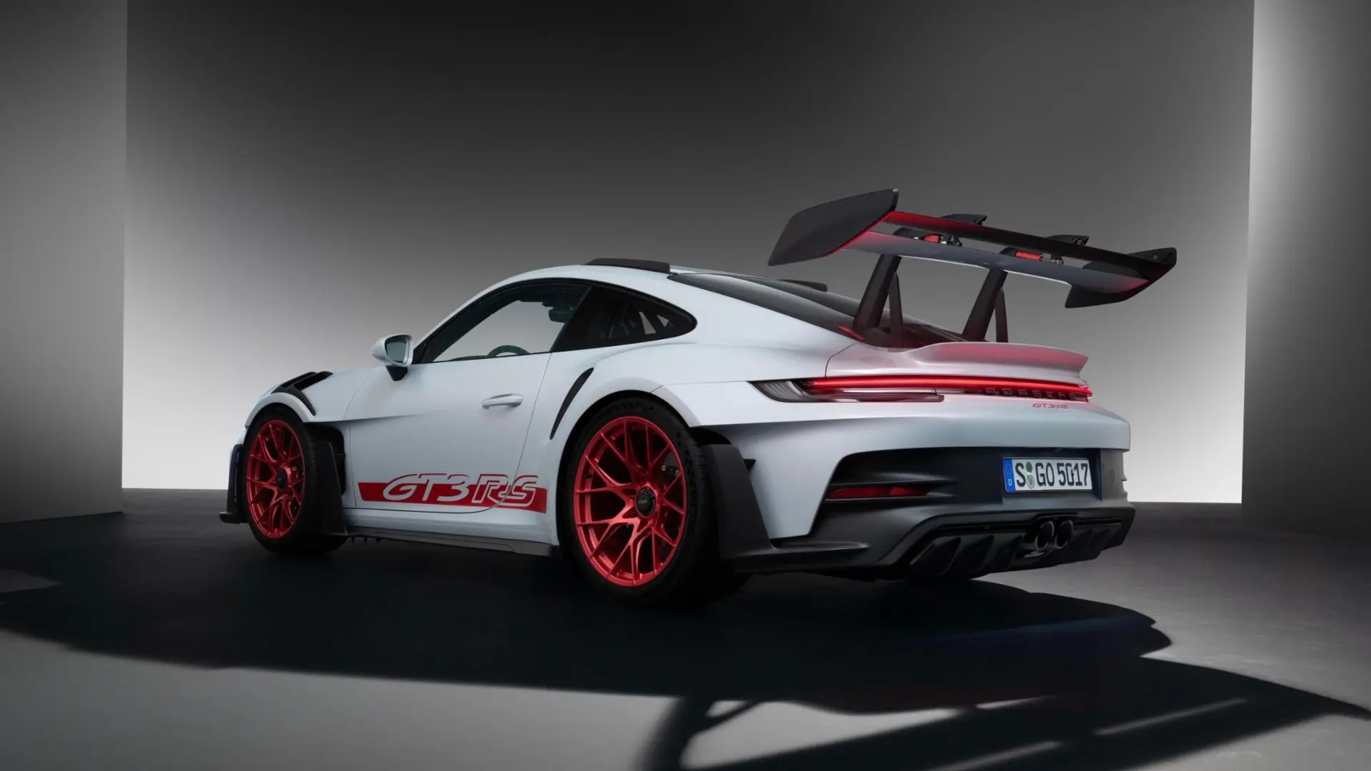 Carbon Fiber Spoiler Boost Aerodynamics in 0.2 Seconds